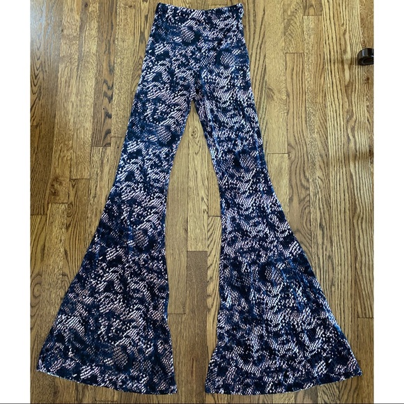 Anthropologie Olivaceous Snakeskin Stretch Flare Bell Bottom Yoga Pant Purple - Picture 3 of 3